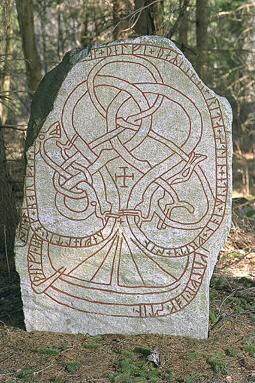 Runes written on runsten, ljus nästan vit granit. Date: V